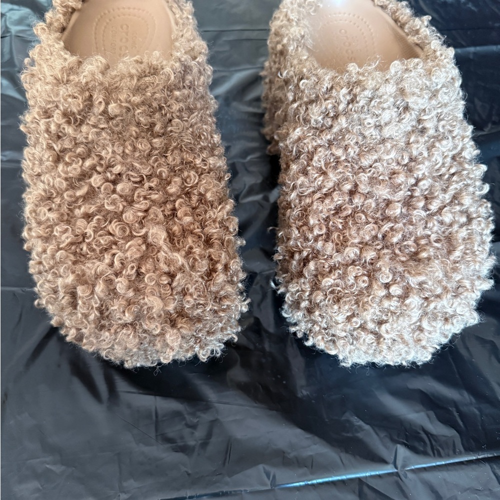 CROCS Classic Faux Doodle Fur Clogs Size 9 Woman’s - Picture 4 of 10
